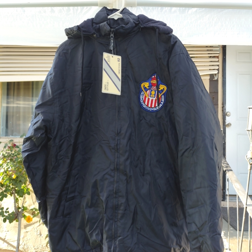 Chamarra de el Chivas con gorro desmontable y escudo Club Deportivo Guadalajara